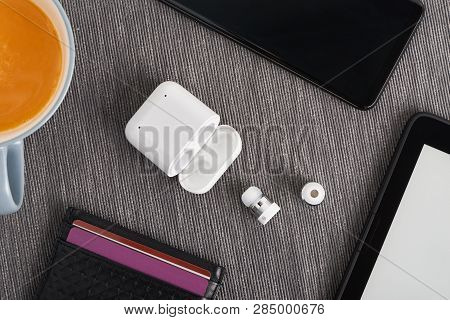 Wireless Cordless Bluetooth Earbuds And Chargeable Case With Smart Devies And Card Wallet