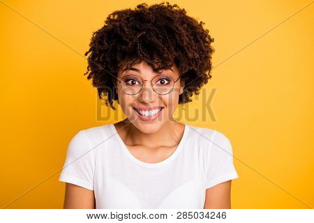 Close-up Portrait Of Her She Nice Cute Lovely Pretty Attractive Beautiful Cheerful Cheery Wavy-haire