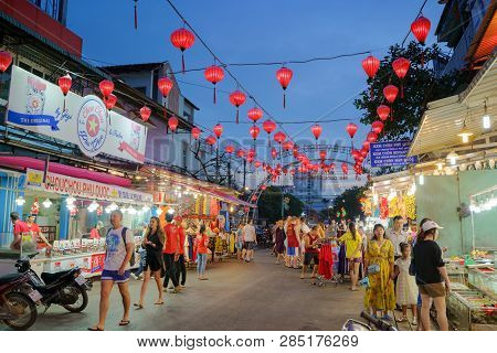 Phu Quoc Island, Vietnam - December 12, 2018: People Are Buying Souvenirs And Food At Phu Quoc Night