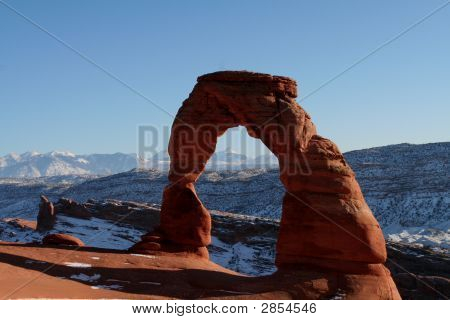 Delicate Arch con siglio montagne sullo sfondo