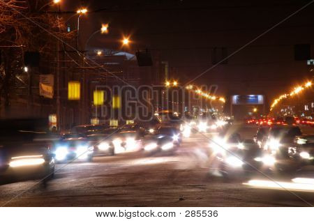 La vista di notte di Red Avenue