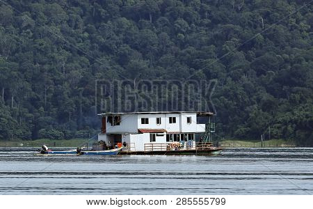 House Boat Temenggor Lake