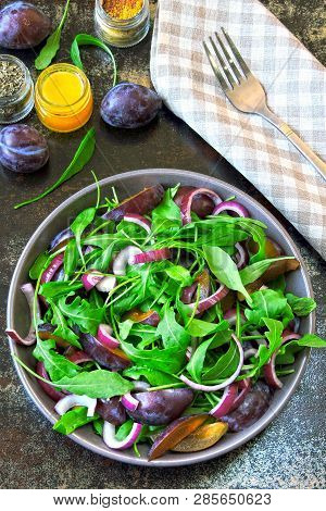 Healthy Salad With Arugula, Plum And Blue Onions In A Bowl On A Stylish Shabby Background. Vegan Bow