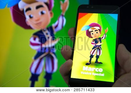 Los Angeles, California, Usa - 21 February 2019: Hands Holding A Smartphone With Subway Surfers Game