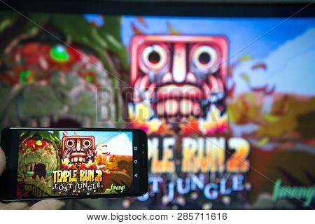 Los Angeles, California, Usa - 21 February 2019: Hands Holding A Smartphone With Temple Run 2 Game A