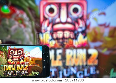 Los Angeles, California, Usa - 21 February 2019: Hands Holding A Smartphone With Temple Run 2 Game A