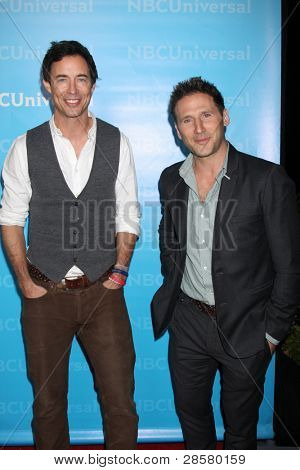 LOS ANGELES - JAN 6: Tom Cavanagh, Mark Feuerstein ankommer til NBC Universal All-Star vinter TCA
