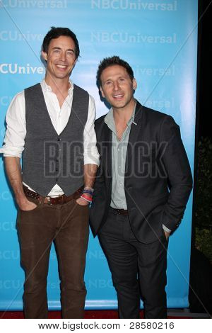 LOS ANGELES - JAN 6: Tom Cavanagh, Mark Feuerstein ankommer til NBC Universal All-Star vinter TCA