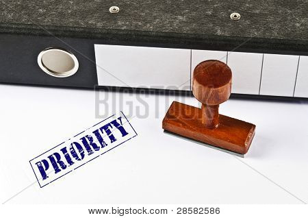 Prioritou razítko na bílém papíře
