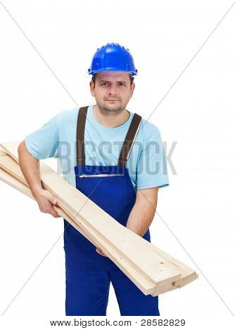 Pracovník nesoucí dřevěný Plancks
