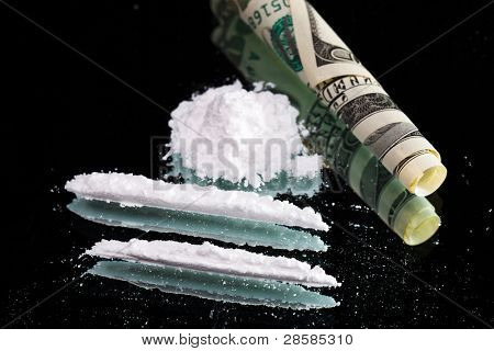 Cocaína drogas montón naturaleza muerta en un espejo con billetes de 100 dólares enrollado, cerrar vista