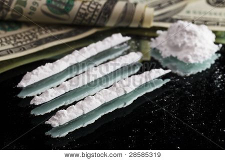 Cocaína drogas montón naturaleza muerta en un espejo con billetes de 100 dólares enrollado, cerrar vista