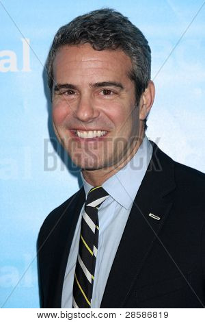 LOS ANGELES - JAN 6: Andy Cohen přijíždí na NBC Universal All-Star zimní TCA Party v The Athen