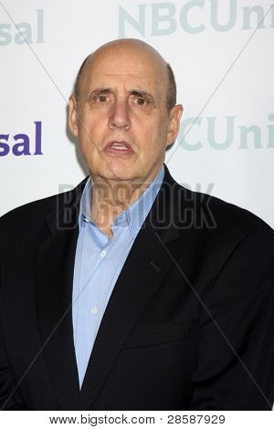 LOS ANGELES - 6 gennaio: Jeffrey Tambor arriva al NBC Universal Star Winter TCA Party presso l'A