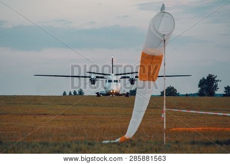 Parachutist Twin-engine Short-range Transport Aircraft, Mostly Used For Passenger Or Paratrooper Tra