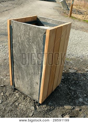 MÃ¼lleimer mit Schiefer Seiten
