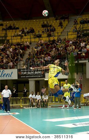 Milan, Itálie - Angel Dennis Jamping Ball