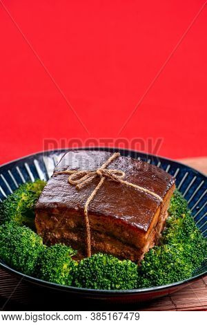 Dong Po Rou (dongpo Pork Meat) In A Beautiful Blue Plate With Green Broccoli Vegetable, Traditional