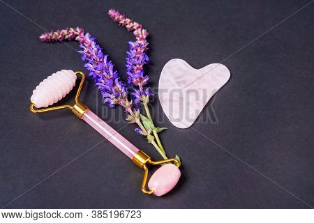 Double-sided Dermatology Roller And Gua Sha Scraper Made Of Rose Quartz For Rejuvenating And Wellnes