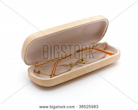 Případ béžové podívaná s brýlemi