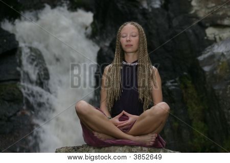 Meditaiting tyttö vesiputous