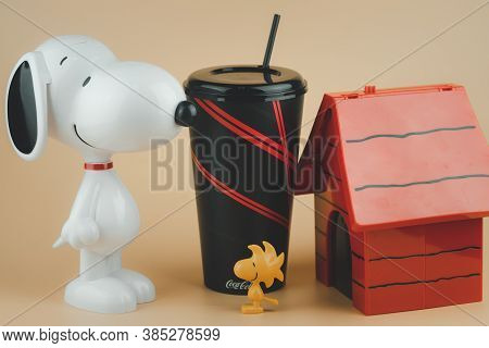 Samut Prakan, Thailand - September 14, 2020 : Plastic Of Snoopy Drink Cup And Woodstock Popcorn Buck