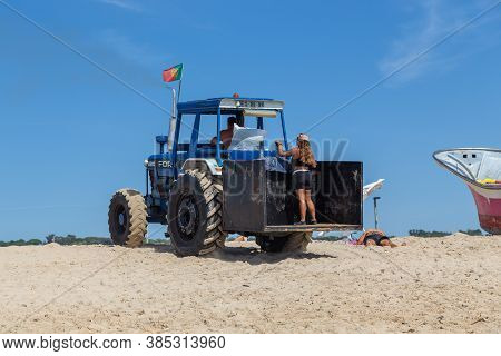 Costa Da Caparica, Portugal - September 10, 2020: An Artel Of Fishermen Trawls Fish From The Tourist