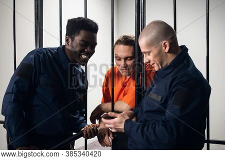 The Prison Guards Make Friends With The Prisoner And Watch Funny Videos On Their Smartphone Together
