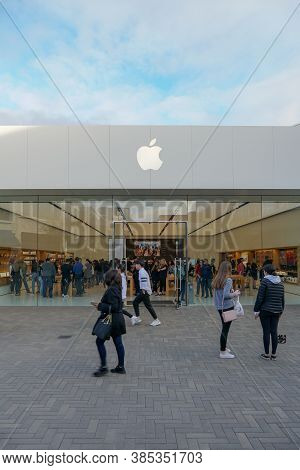 Apple Retail Store Selling Iphones, Ipads And More In Sleekly Designed Spaces. Located In Westfield 