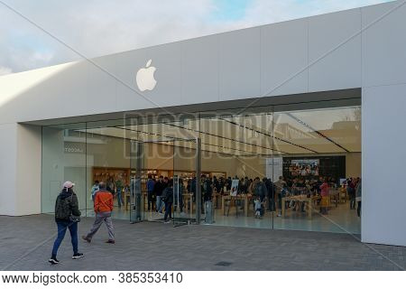 Apple Retail Store Selling Iphones, Ipads And More In Sleekly Designed Spaces. Located In Westfield 