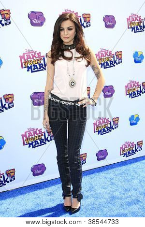 ลอสแองเจลิส - 6 oct: Cher Lloyd ในการ ' ทำเครื่องหมายของคุณ: เขย่ามันเต้นออก 2012' ที่ศูนย์ LA Stu
