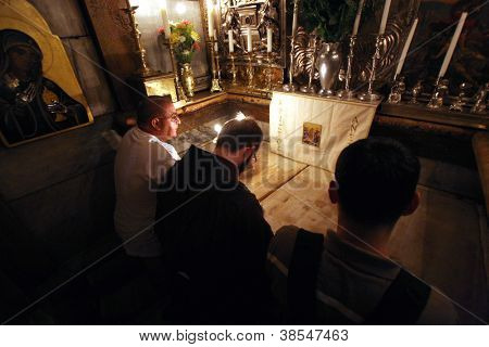 Jeruzalem - 01 oktober: Pelgrims bidden op het graf van Jezus in de kerk van het Heilig Graf, trad