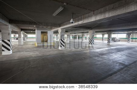 Parcheggio del centro commerciale, interno metropolitana