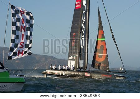 SAN FRANCISCO, CA - 4. října: Oracle tým USA kapitánem mužstva cambridgeské university v Russell Coutts protne jsem