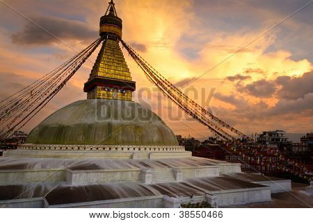 Stupa Boudhanath (Boudnath) při západu slunce. Kathmandu, Nepál