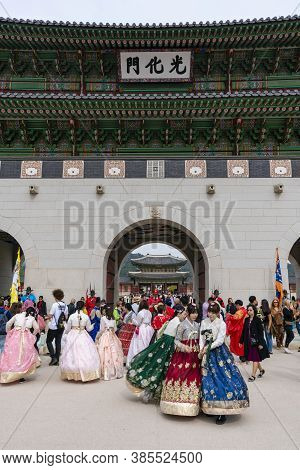 Seoul, South Koera - Oct 23, 2019: Tourists Visiting Gwanghwamun Gate At Gyeongbokgung Palace In Seo