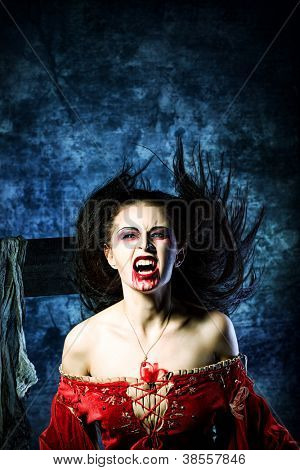 Verenhimoinen Naisvampyyri muotokuva.
