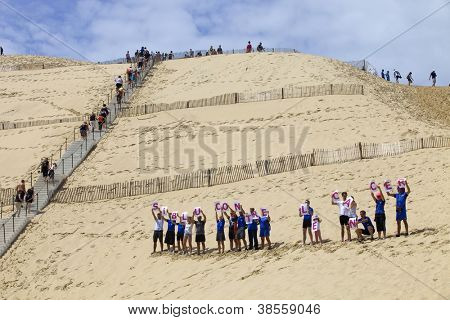 PYLA SUR MER, FRANCE - 8 août : Gens de Siblu organisation à l'action contre le cancer dans la famo
