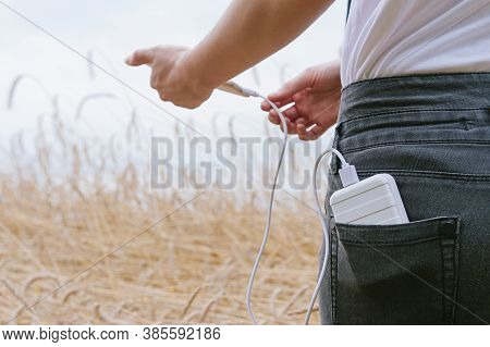 The Girl In The Yellow Field, Charges The Phone From Power Bank