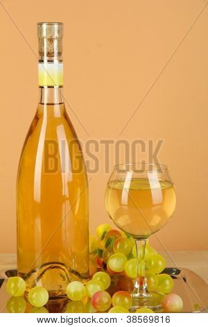 Vino in vetro con bottiglia su Spinelli su sfondo beige bianco