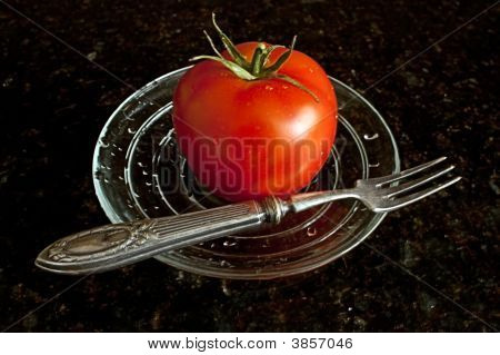 frischen Tomaten auf die Glasplatte.