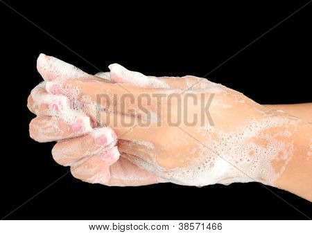 ผู้หญิงมือใน soapsuds บนพื้นหลังสีดำอย่างใกล้ชิด