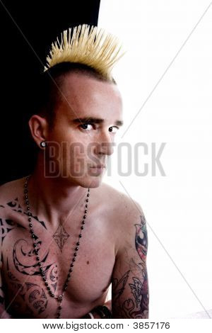 Adam bir Mohawk ile