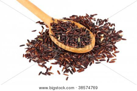 arroz preto com colher de pau, isolado no fundo branco