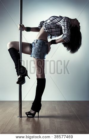 Donna di giovani sexy pole dance.