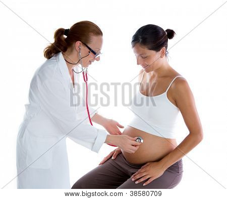 Bella donna incinta con il medico e lo stetoscopio isolata on white