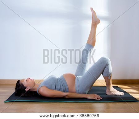 Bella donna incinta fitness palestra esercitare praticando aerobica sul tappetino