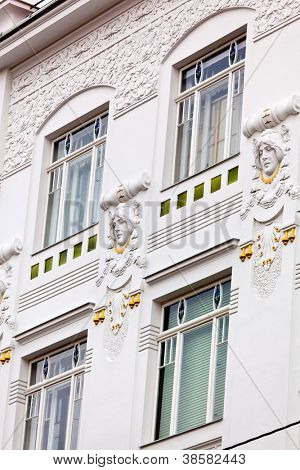 un edificio hermosamente renovado estilo art nouveau. renovación de casas antiguas de la ciudad.
