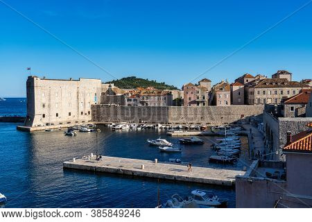 Old Town Of Dubrovnik With Its Old Port Full Of Boats. Porporela - Pier And Breakwater In Dubrovnik 
