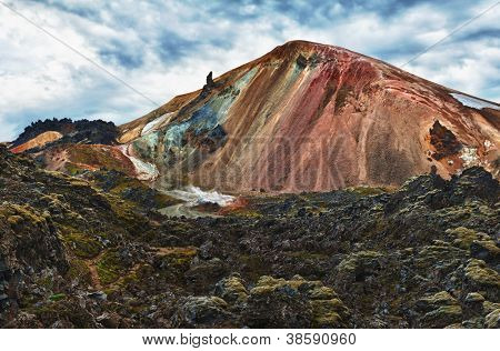 Brennisteinsalda 山の土地の区域の最も美しく、色とりどりの火山の 1 つです。